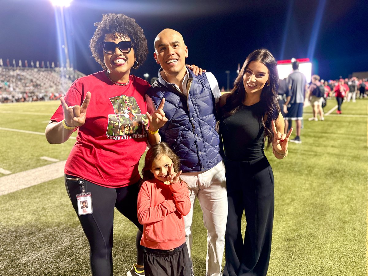 cedarhillisd's tweet image. The game may not have ended as we hoped, but the night was a celebration of partnership and connection!
Thank you to Miguel Solis, Tamara Harrington, and Joey Rodriguez from @Commit2Dallas, and Pastors Toby Snowden & Steve Boyer, for supporting CHISD. ❤️ #CommunityStrong