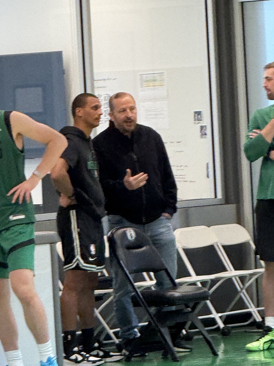 A meeting of the basketball minds. 