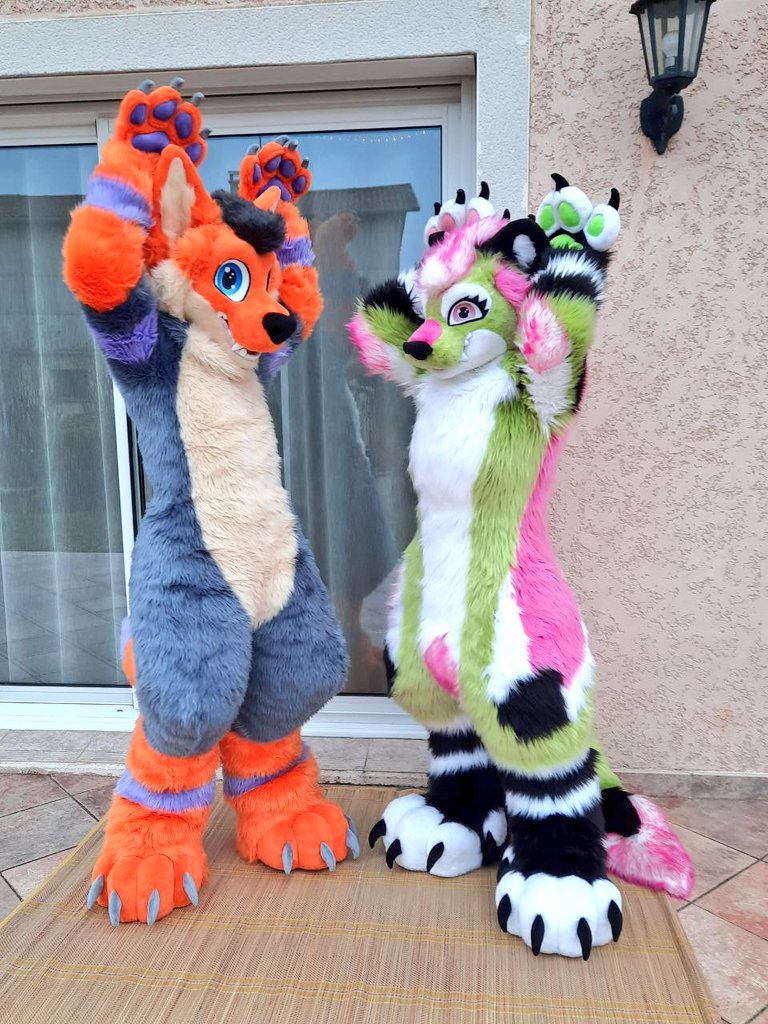 LA FBL C'EST LA SEMAINE PROCHAINE !!!!
J'ai tellement hâte de vous voir là bas ça va être incroyable !
J'ai hâte aussi de pouvoir boire un verre avec ma makeuse <a href="/StellaGryphon/">Stella Gryphon</a> ! Faudra prendre pleins de photos :3
#furry #fursuit