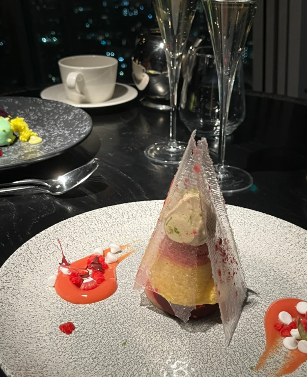 Spread the cozy vibes of a rainy day with a cozy dinner that warms both body and soul. Perfect for calm and relaxation. ☔📷 💫