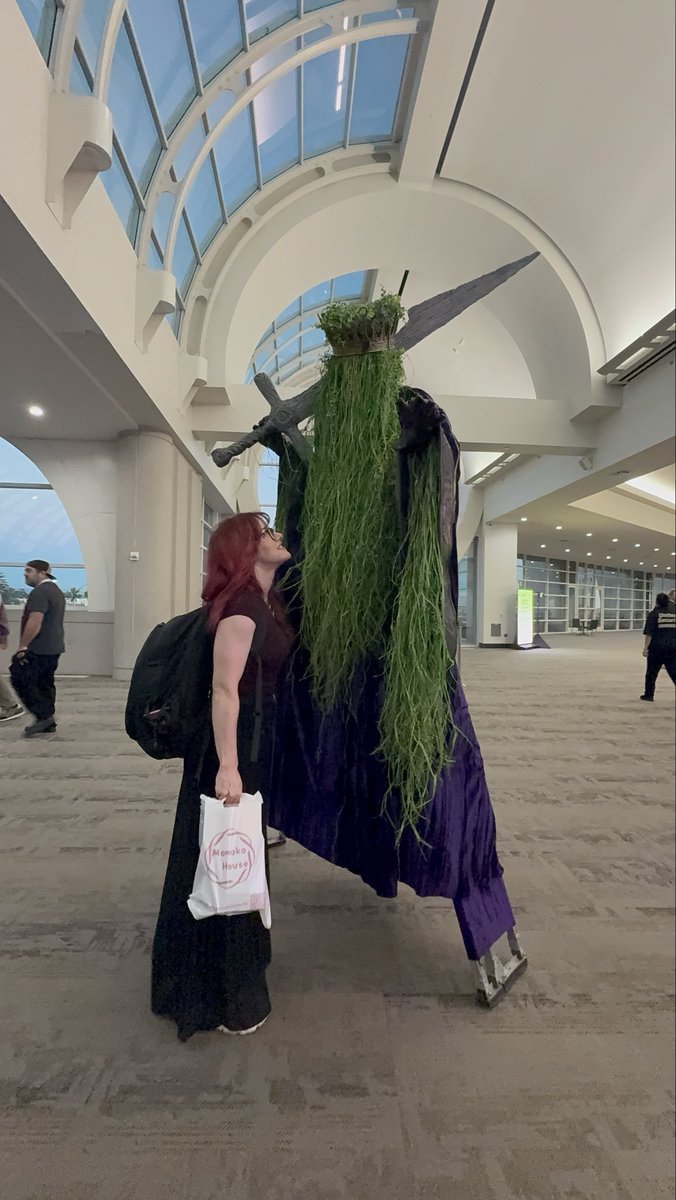 LemonKiwi_'s tweet image. Anyway this cosplay was incredible and the woman was kind enough to record and take photos for me 😭 top 3 coolest moment for me at #TwitchCon

I totally blanked on this creators name, if anyone can tag I want to send love their way 💕