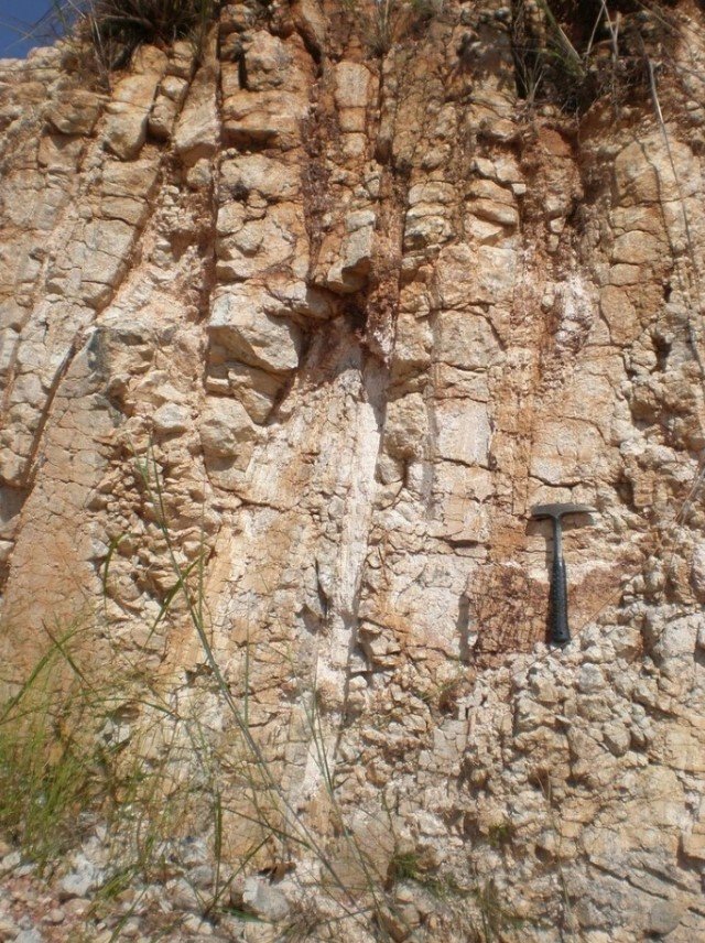 benbabunga's tweet image. En mai 2022, j'étais dans le Tanganyika, à Kalemie. À Manono, l'espoir était grand et tout le monde misait sur cette nouvelle manne (le lithium) censée transformer le quotidien des habitants de ce territoire. La société australienne AVZ Minerals venait d'achever la phase de…