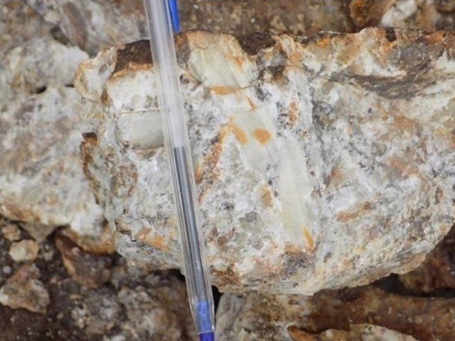 benbabunga's tweet image. En mai 2022, j'étais dans le Tanganyika, à Kalemie. À Manono, l'espoir était grand et tout le monde misait sur cette nouvelle manne (le lithium) censée transformer le quotidien des habitants de ce territoire. La société australienne AVZ Minerals venait d'achever la phase de…