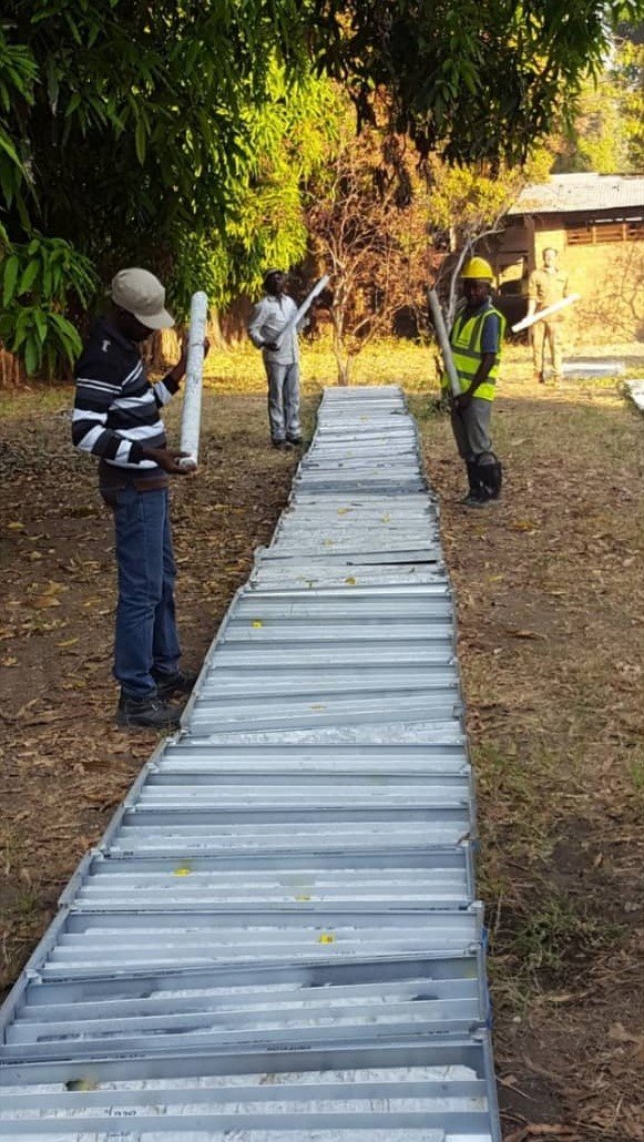 benbabunga's tweet image. En mai 2022, j'étais dans le Tanganyika, à Kalemie. À Manono, l'espoir était grand et tout le monde misait sur cette nouvelle manne (le lithium) censée transformer le quotidien des habitants de ce territoire. La société australienne AVZ Minerals venait d'achever la phase de…