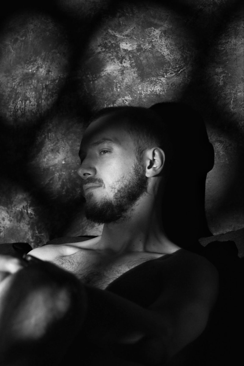 Думай, ведь ты голова.
Сердце пожаром, до тла.
Разорви договора,
И махнём на острова.
 
А ветер шумит,
В подъезде 4 утра,
Какие там были слова?
Не помню, да и не важно…
 
Ах, как же болит
Дырявая голова…

(Рубеж Веков)