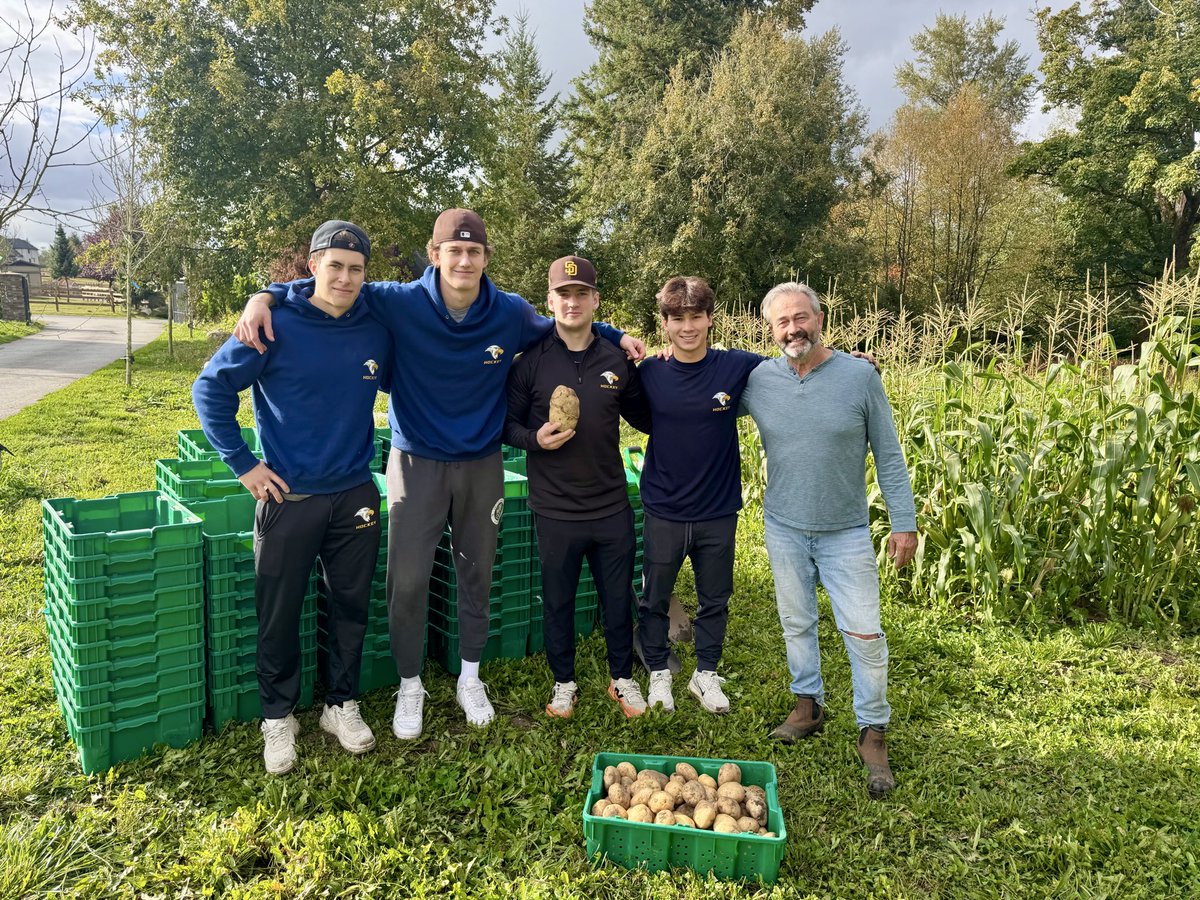 From the ice to the fields 🦅🥔

The Eagles recently spent some time with Winston Conyers digging up potatoes to help raise funds in the fight against polio! 

Thank you for having us!

#ProtectTheNest