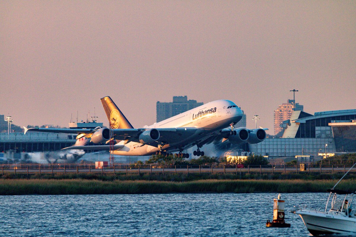 cinematicheight's tweet photo. #planespotting #kjfk https://t.co/czj6QE8YTy