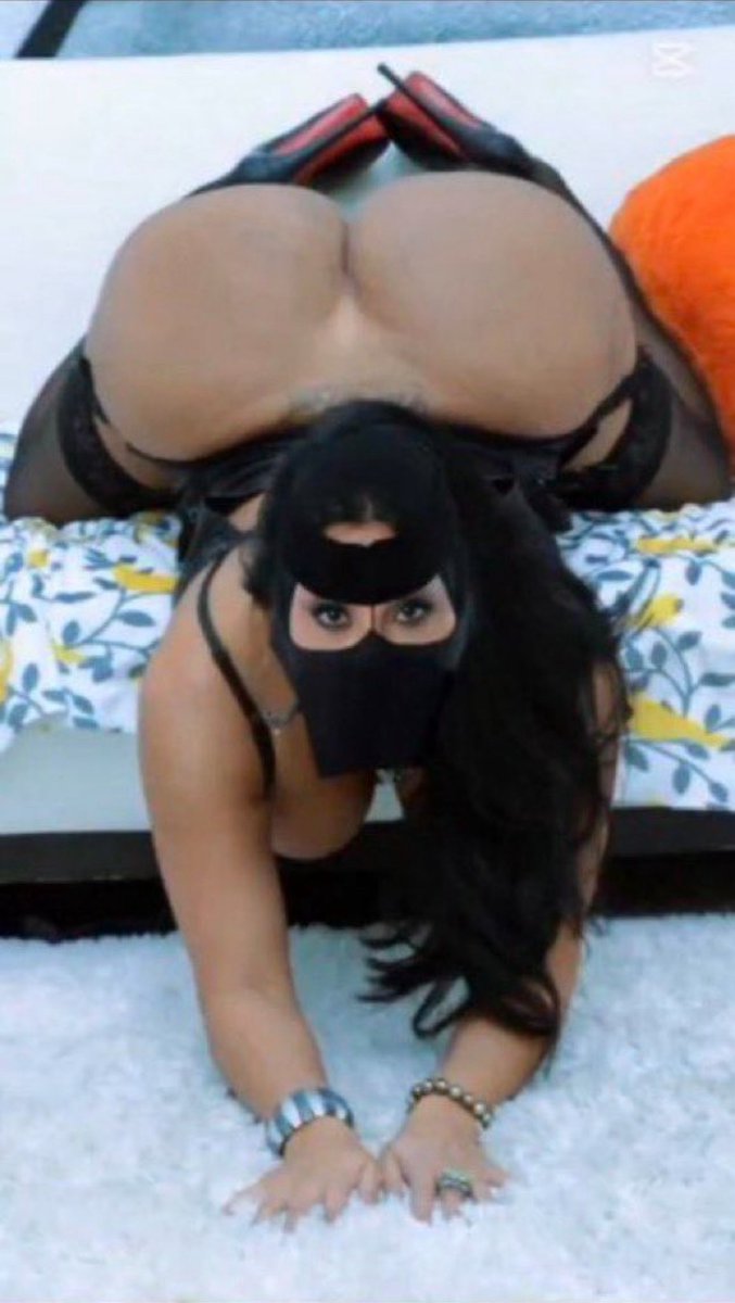 -

"البدوية غير"✅💍.

اغلب الديوثين عندي قصصهم مقحبة حريمهم حلوة بس جد و خذوها شهادة من "الكونتيسة" 👑.

حريم البدو غير خصوصاً الأم و الزوجة هالثنتين اذا حسوا انا الرجال اللي معهم فيه شوية رخامة و ما عارف يشكمهم يبدعون بالعوابة لحد ما يصير ديوث رسمي👌🏻.

عشان جذيه أفضل الديوث