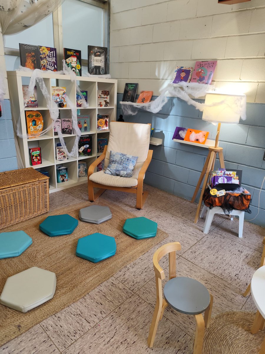📚 Avui hem començat les animacions lectores de la Castanyada🌰-Halloween🎃! Aquests dies, tots els grups gaudirem d'una gimcana de llibres per l'escola i, per acabar, visita a la biblioteca 📖. L’Elisa ens explicarà com funciona... ja la podem fer servir tots els cursos! 🧙‍♀️🍂
