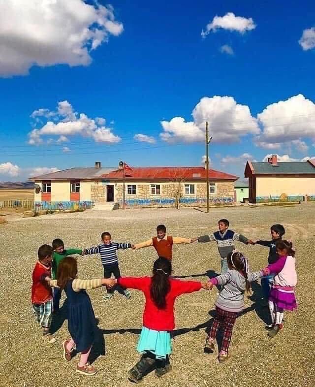 İnsana en çok şiir yakışıyor,
Sonra yeryüzüne yağmur,
Gökyüzüne mavi.

Ve en çok insana vefa yakışıyor,
Yüreğe sevda,
Gözlere haya.

Ve en çok yaşamak yakışıyor,
İnsanca,
Sevdaca,
Duruca…!

- Ahmet TELLİ