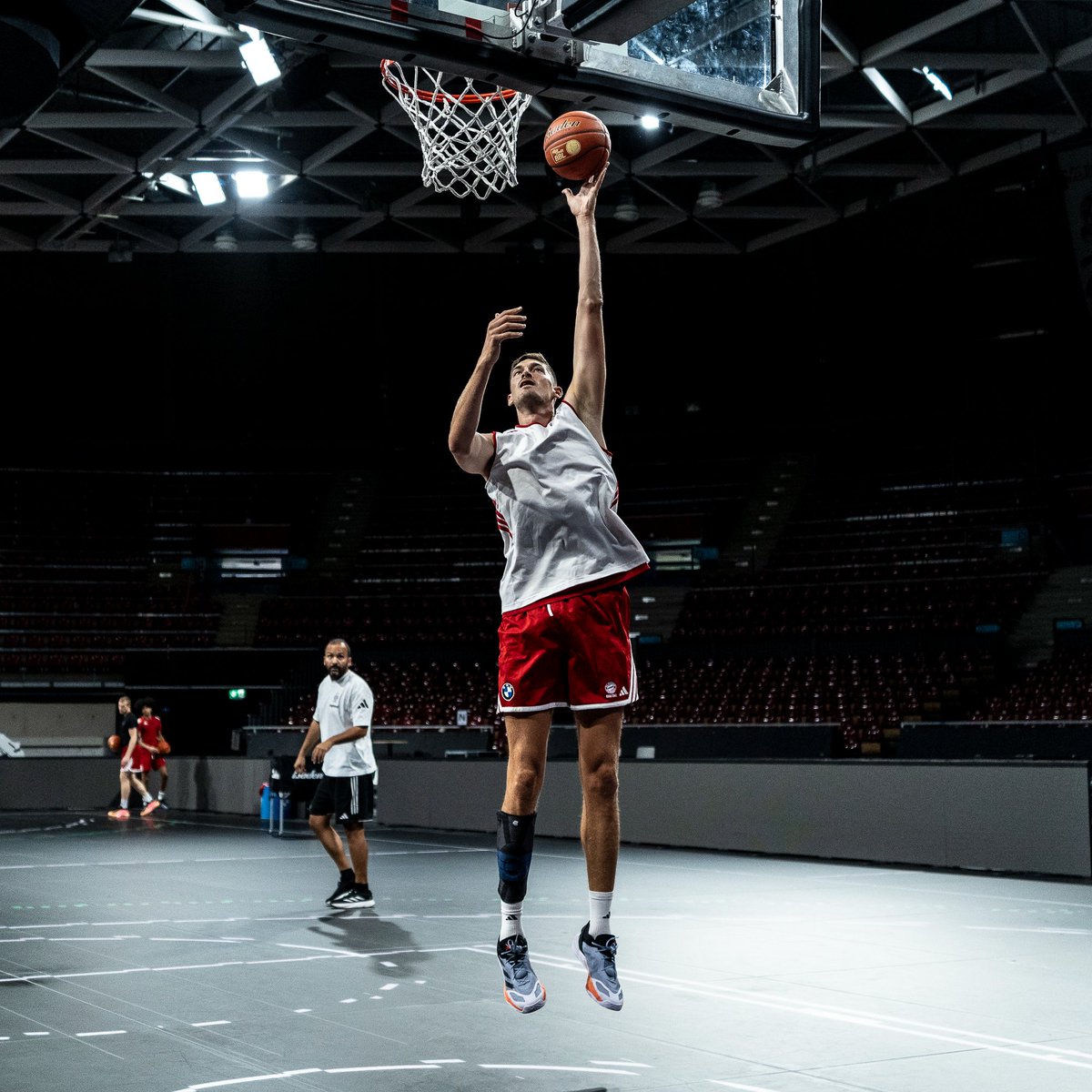 FCBBasketball's tweet image. GOOD LUCK, TIBOR! 🤜🤛

Tibor Pleiss hat nach der Pre-Season unsere Trainingsgruppe endgültig wieder verlassen und ist ready für eine neue Challenge. Danke für Deinen Support und alles Gute!

#FCBB #WeBallTogether #Kaderupdate