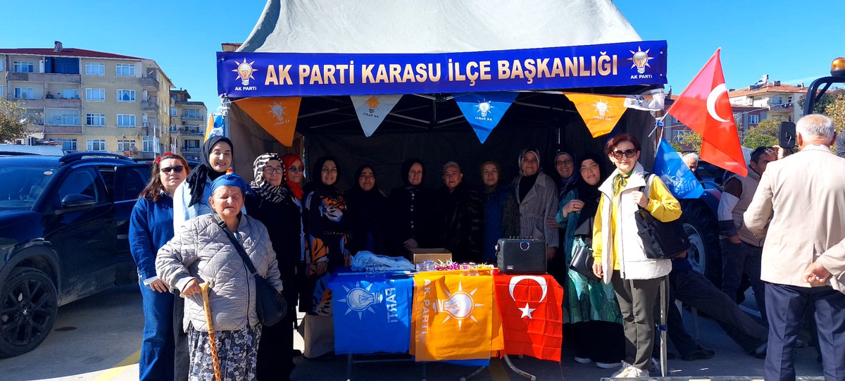 akkadinkarasu's tweet photo. İlçe Pazar'ında üye standı açarak  vatandaşlarımızla bir araya geldik. .İlçe Başkanımız ve yönetimi, Belediye Meclis Üyelerimiz, Yönetim kurulu üyelerimiz,Koordinatörümüz, Gençlik Kolları Başkanımız  Kadın Kolları Yönetimimiz ile hemşehrilerimizle istişarelerde bulunduk. https://t.co/90tfvoUW6M