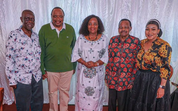 #Keny Former President, H.E Uhuru Kenyatta spent a better part of his Holiday consoling the family of the late African Icon Rt.Hon. Raila Amollo Odinga, C.G.H,  at the family home in Bondo, Siaya County. 
#railaodinga

📸 Courtesy photos