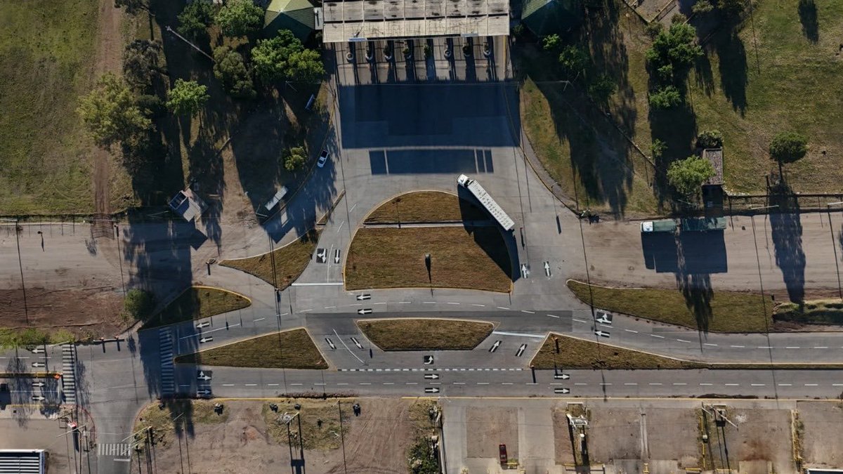 PasseriniOk's tweet image. ✅ La avenida de la Semillería ya está lista y conecta al Mercado de Abasto con toda la ciudad. Más de 20 mil vechículos transitan por la zona todos los días. 

🙌 Una obra estratégica que impulsa la actividad económica del Cinturón Verde y mejora la circulación de un sector…