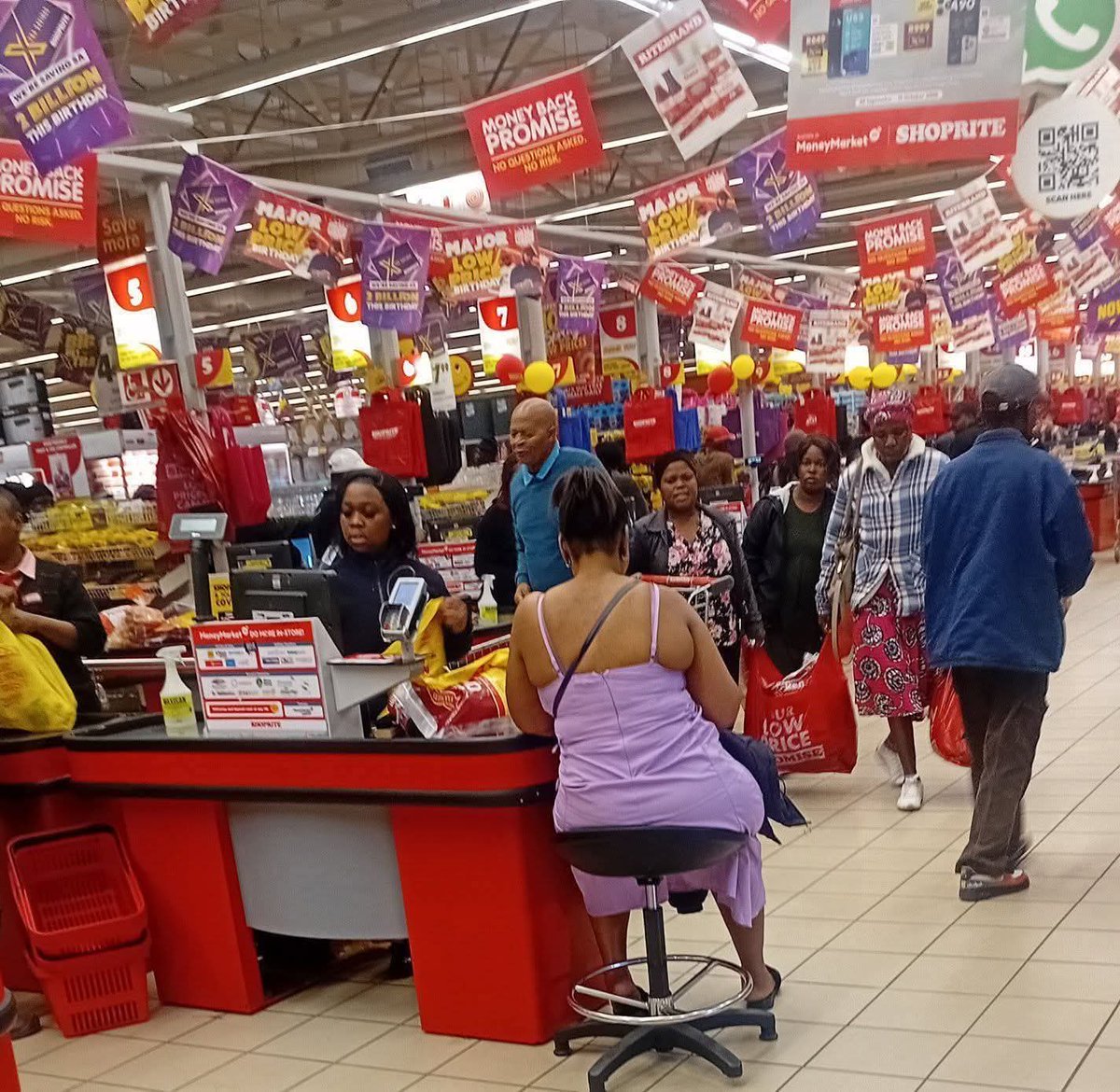 A Shoprite cashier gave her chair to a pregnant woman and kept working while standing 🥹❤️
That’s the spirit of Ubuntu 🇿🇦✨