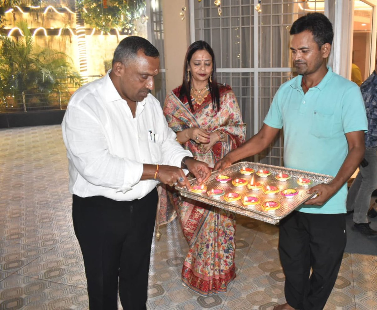 दीपोत्सव के पवित्र अवसर पर धर्मपत्नी सुधा गुप्ता के साथ माँ लक्ष्मी और आराध्य श्रीगणेश जी की पूजा अर्चना के बाद दीप जलाया 🙏