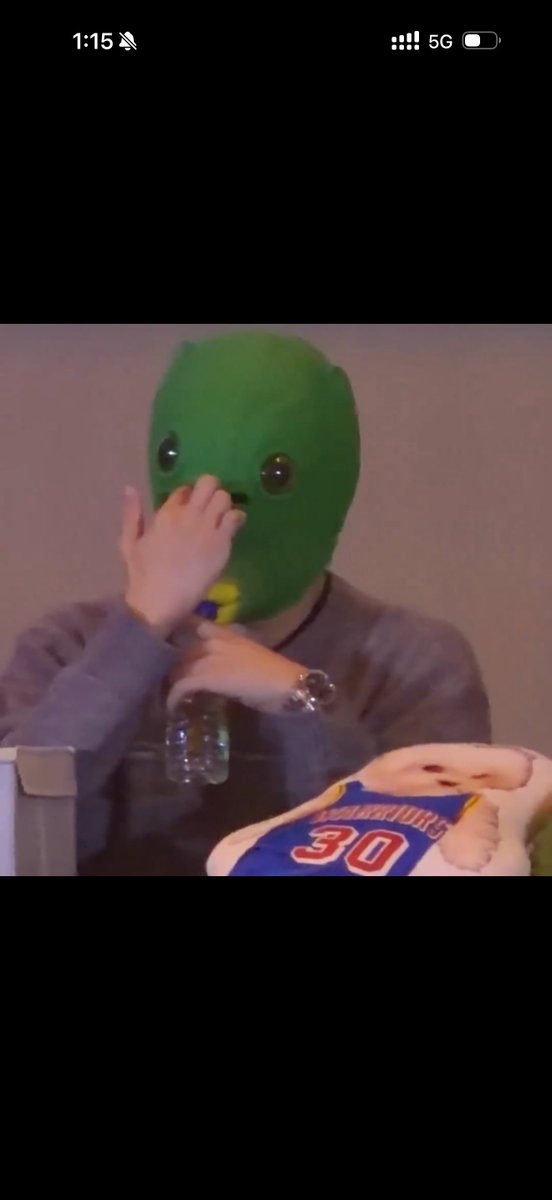 เฉินเล่อ: สวัสดีครับชีจือนี่ทุกคน เหมือนว่าจะมีเรื่องเข้าใจผิดเกิดขึ้นครับ ทุกคนบอกว่าผมทำท่าแคะขี้มูก แต่ความจริงแล้วหัว(หน้ากาก)มันติด เลยทำให้บังตา เลยตั้งใจว่าจะขยับหัว(หน้ากาก)ไปข้างๆ แต่เนื่องจากมีรูตรงนั้นที่เดียว ก็เลยกลายเป็นสถานการณ์ที่ไม่ได้ตั้งใจไปแบบนี้