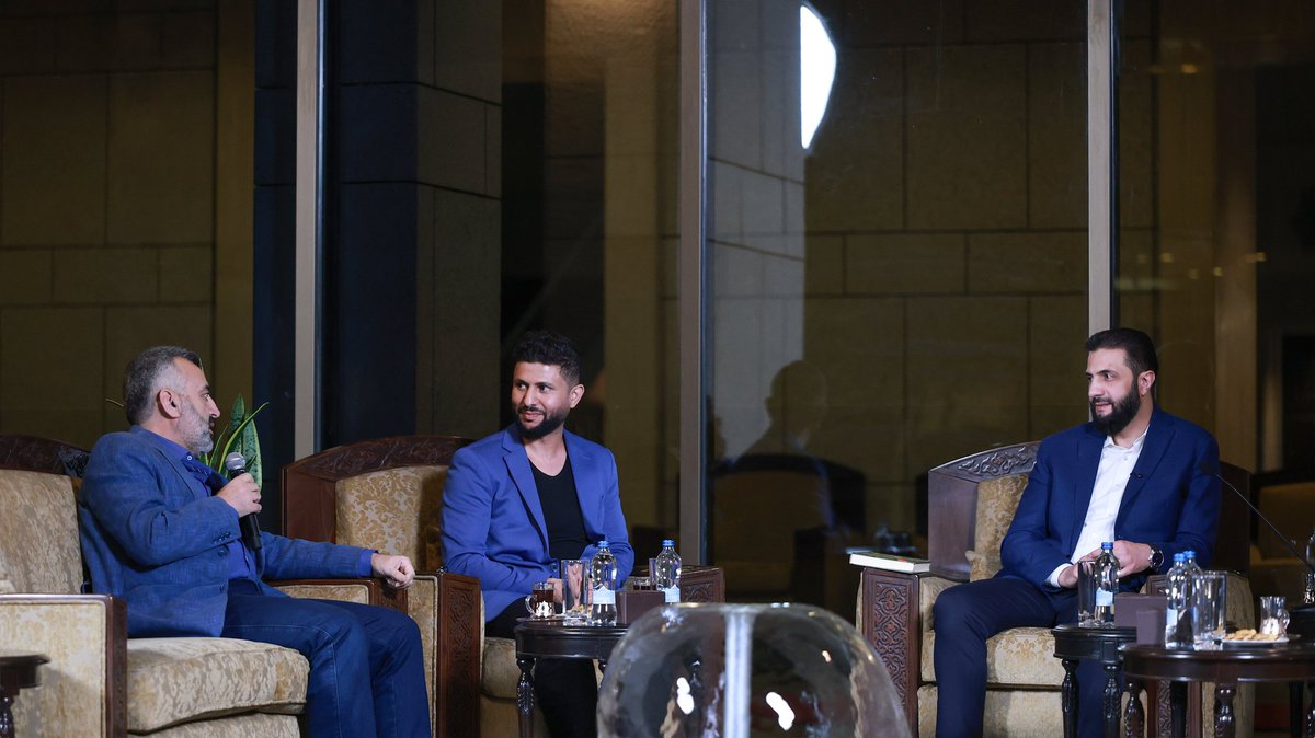 عقد السيّد الرئيس أحمد الشرع لقاءً مع وزير الثقافة محمد الصالح، والشاعر العربي الكبير جهاد الترباني💚 وانس دغيم والشيخ حسن دغيم 
 جرى خلاله بحثُ عددٍ من القضايا الثقافية، ومناقشة الترتيبات الخاصة بالنشيد الوطنيِّ للجمهورية العربية السورية

#رئاسة_الجمهورية_العربية_السورية