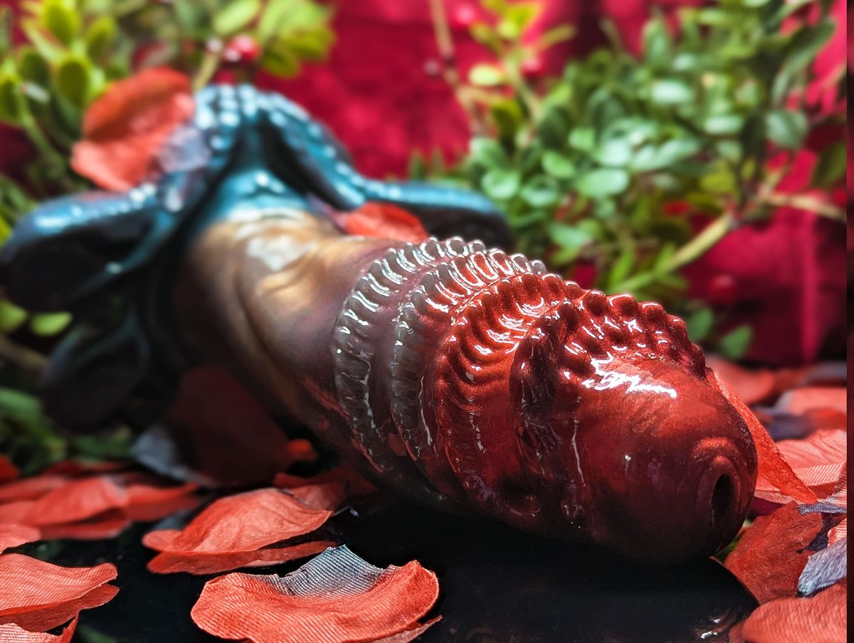 A new 'Ween coloration for this year:

Cursed Rose, a deep metallic red and wilted brown on a leafy green base! 🥀🖤

Available in tomorrow's spooktastic Halloween drop!