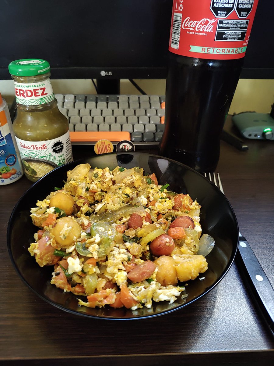 CSDevAr's tweet image. On "Fast Food Creations" this might be my most colourful. Nothing original of course, a variation of Peru's salchipapa, basically hot dog sausage, eggs, onions, carrots, a jalapeño in-out, and as chances were, noisette potatoes from the freezer and a bit of fresh ciboulette.