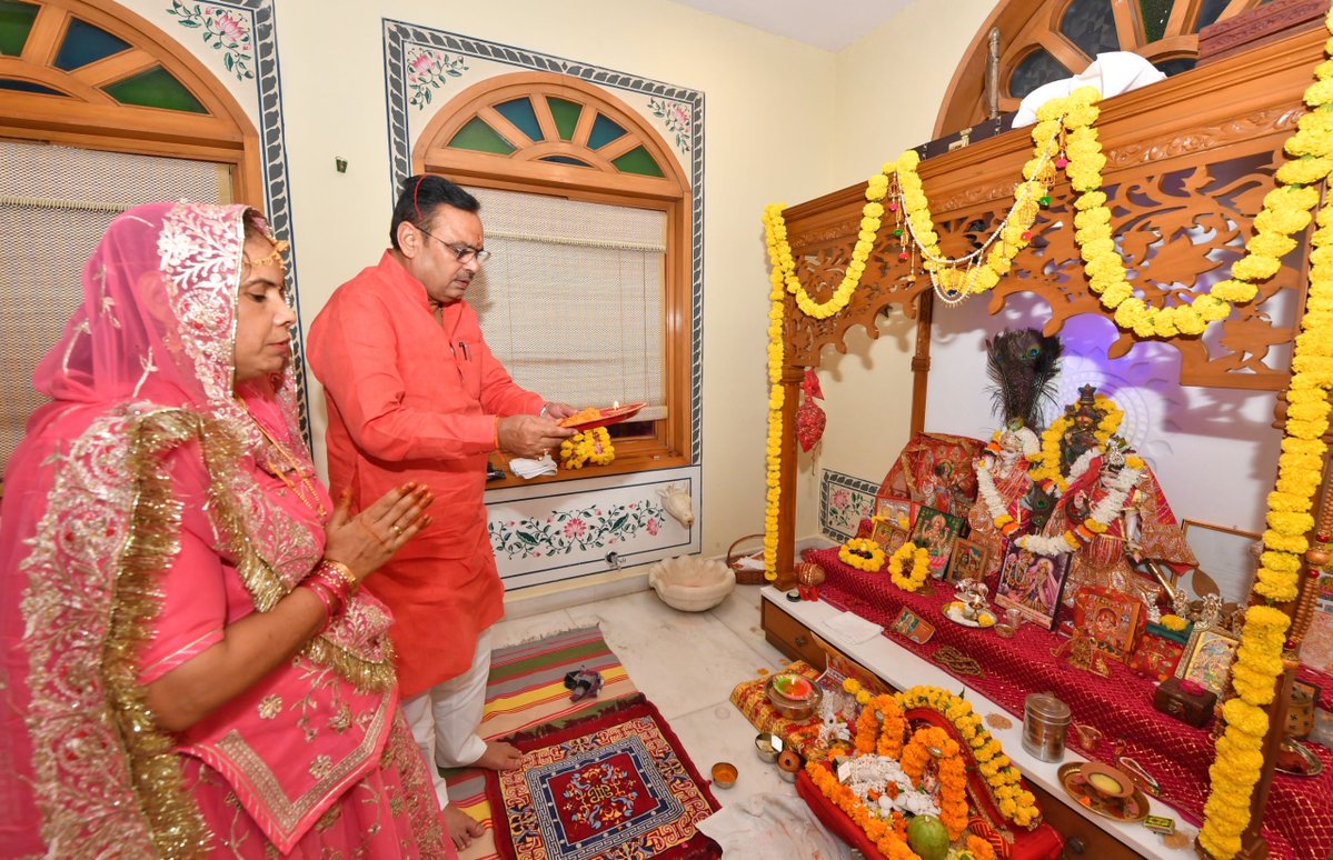 प्रकाशोत्सव दीपावली के पावन पर्व पर मुख्यमंत्री निवास पर दीप प्रज्वलित कर सपरिवार माँ लक्ष्मी जी का विधिवत पूजन किया। साथ ही राजराजेश्वरी मंदिर में माता रानी की पूजा-अर्चना कर उनका आशीर्वाद लिया।

प्रथमपूज्य भगवान गजानन और माता लक्ष्मी की असीम कृपा से यह दीपोत्सव समस्त