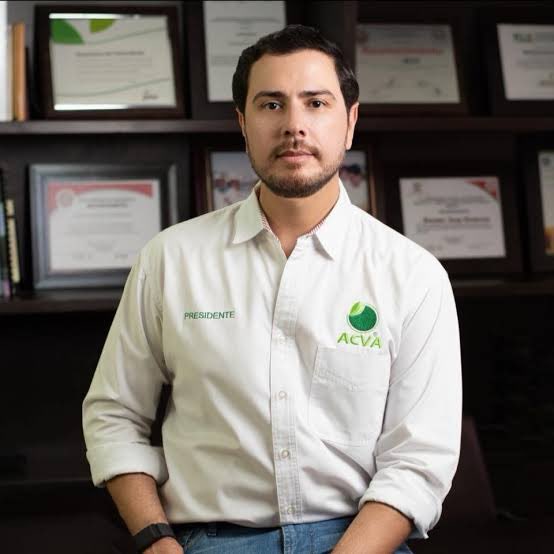 azucenau's tweet image. 🔴 Reportan el asesinato de Bernardo Bravo Manríquez en Apatzingán

Bernardo Bravo, presidente de la Asociación de Citricultores del Valle de Apatzingán, fue atacado a balazos.

Era reconocido por su labor en defensa de los productores de limón y su compromiso con el campo…