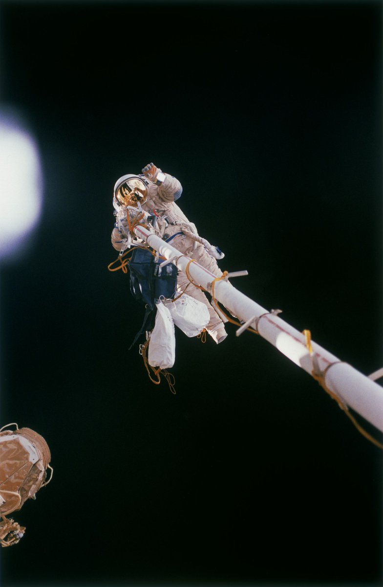 AsgardiaSpace's tweet image. 👨‍🚀 In 1995, Thomas Reiter became the first ESA astronaut to perform a spacewalk during the EuroMir-95 mission! 179 days in orbit, 40 experiments, 2 spacewalks — a true European milestone. 🚀 
Credit: ESA 

#ESA #SpaceHistory