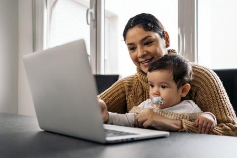 CastleWM's tweet photo. Here's how family income varies by age, so you can see how your earnings stack up https://t.co/0lqAu3c7P9 https://t.co/3ULkpaC8Jq