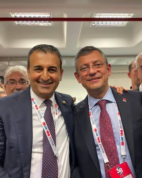 SON DAKİKA!
CHP Genel Başkan Yardımcısı Burhanettin Bulut hakkında iddianameyle birlikte fezleke düzenlendiği ortaya çıktı!

İddianameden 👇🏻
“Seyhan Belediyesi'nde suç örgütüne ait firmaların aldığı ihaleler kapsamında; Seyhan Belediye Başkanı Oya TEKİN ve Cumhuriyet Halk Partisi