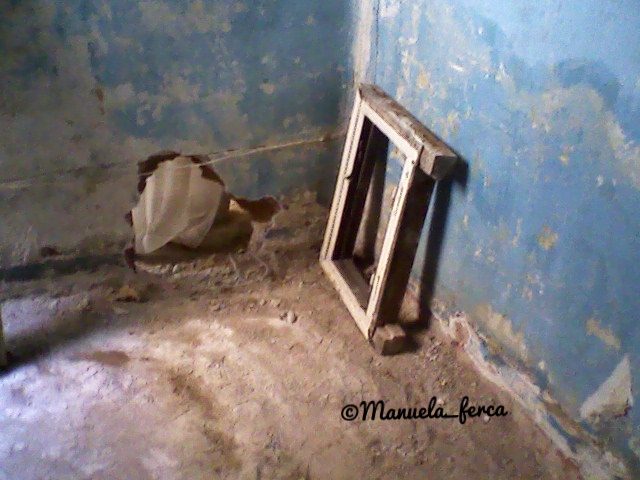 Abandonar un manuscrito a medio escribir es dejar una reforma a medio hacer: paredes que se vuelven  escombros; palabras que quedan a medio camino en un mundo inexistente… Ambos, testigos silenciosos de nuestros sueños sin acabar, autopromesas por cumplir.