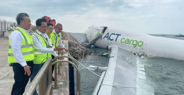 Malijetactu's tweet photo. Vidéo. Un avion cargo dérape sur la piste à #HongKong, deux employés tués
https://t.co/XBBTgLAo8c #malijet #actcargo #faitsdivers #Dubai https://t.co/cyC5nVsKyO