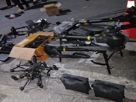 HRS4NTOS's tweet image. 🚨#ATENCIÓN🚨D€COMISAN ARM4S, CARGADORES, DRONES, ARTEFACTOS €XPLOSIVOS EN REYNOSA.
Dentro del Operativo Frontera Norte, se logró importante decomiso en Reynosa, además se detuvo a una persona. @Defensamx1
@GN_MEXICO_
@All_Source_News @HEARST_BB @JaliscoRojo @LosBloqueados2