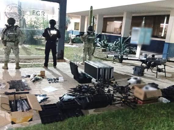 HRS4NTOS's tweet image. 🚨#ATENCIÓN🚨D€COMISAN ARM4S, CARGADORES, DRONES, ARTEFACTOS €XPLOSIVOS EN REYNOSA.
Dentro del Operativo Frontera Norte, se logró importante decomiso en Reynosa, además se detuvo a una persona. @Defensamx1
@GN_MEXICO_
@All_Source_News @HEARST_BB @JaliscoRojo @LosBloqueados2