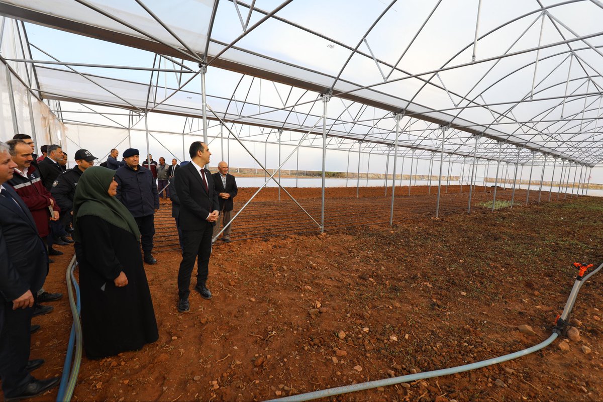 Valimiz Sn. <a href="/firattasolar/">M. Fırat Taşolar</a>, Tarım ve Orman Bakanlığı tarafından hayata geçirilen “Kırsal Dezavantajlı Alanlar Kalkınma Projesi” kapsamında ilimizde faaliyete başlayan;

- Yapraklı ilçemiz Aşağı Mahallede bulunan Sema Çömez’e ait sera,
- ⁠Şeyh Osman Köyünde bulunan Satı Köle’ye