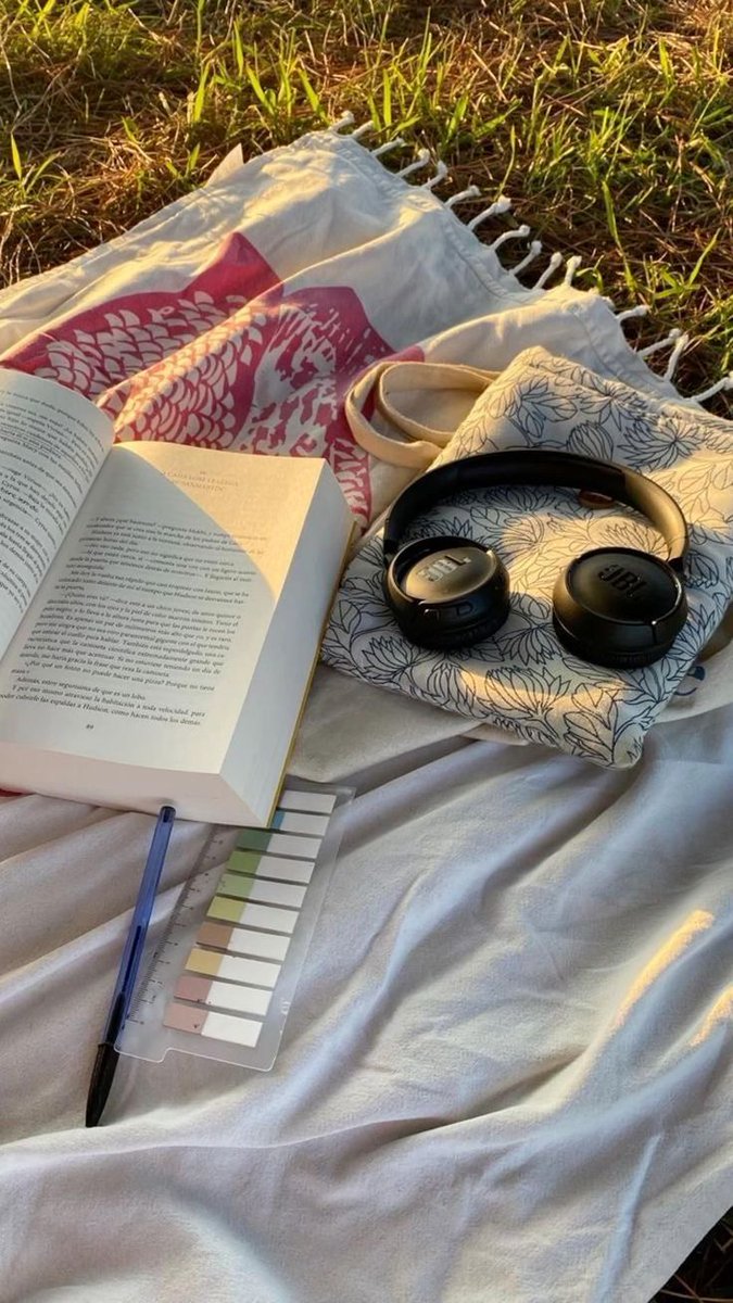 Hartmann_Em's tweet image. Não tenho costume de ficar ao ar livre, mas hoje está um dia tão lindo que decidi dar uma chance. Me sinto um pouco "performático", mas diria que é uma experiência extremamente positiva.