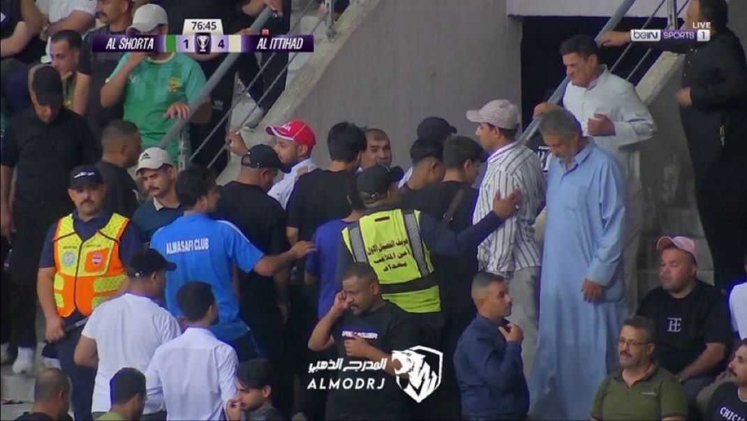 جماهير الشرطه العراقي تغادر الملعب في الدقيقه 75 .