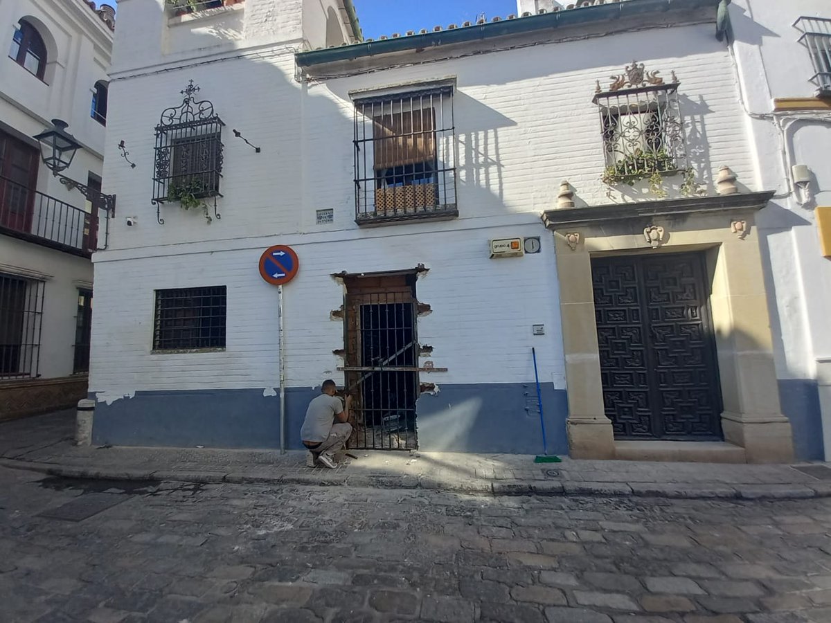 Una ventana convertida en puerta. Sin más. Se me ha ocurrido y lo hago.  El respeto al  Patrimonio, eso que es?