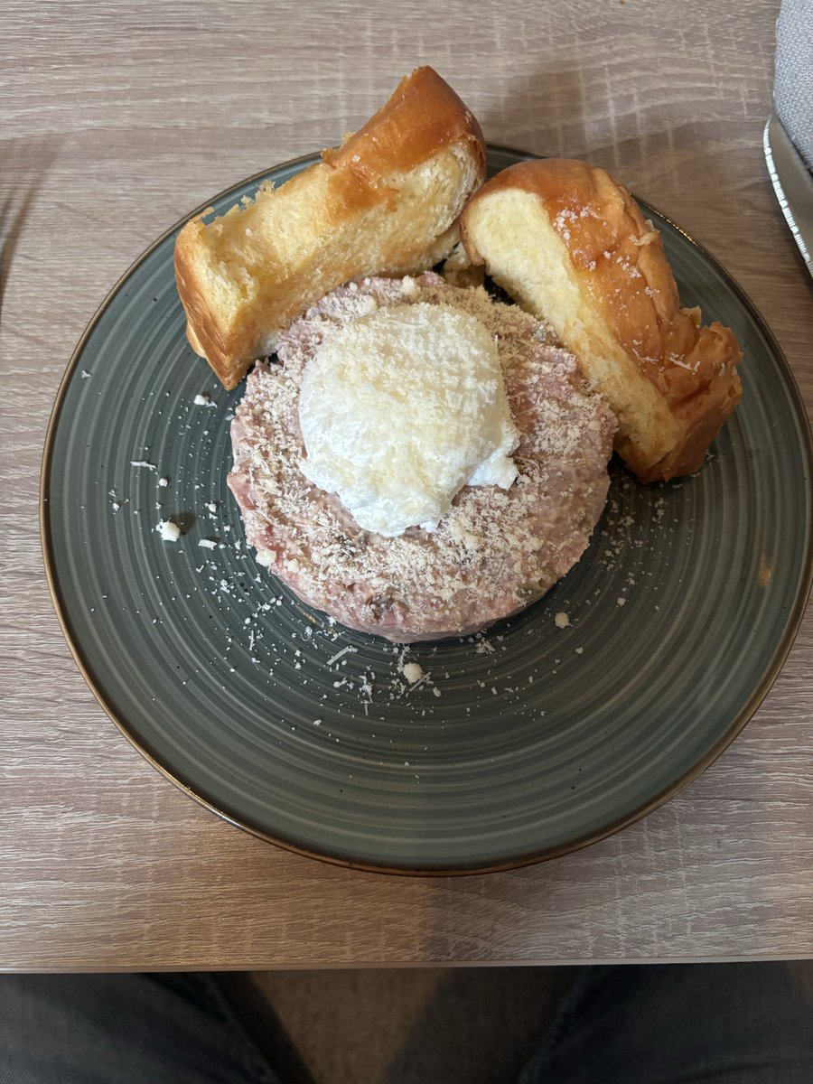 Blijft toch leuk als je een keer niet hoeft te gaan eten om dan samen met dochterlief heerlijke verse steak tartaar te maken.