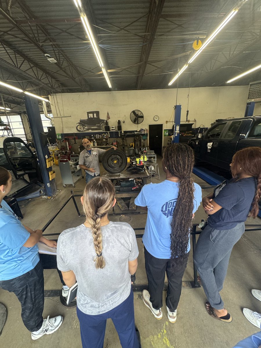 𝐀𝐮𝐭𝐨 𝟏𝟎𝟏 🚙💨

Big thank you to Jose Alcantar-Lemus from the Washburn Garage for teaching us the basics of car care &amp; repair! 🛠️
