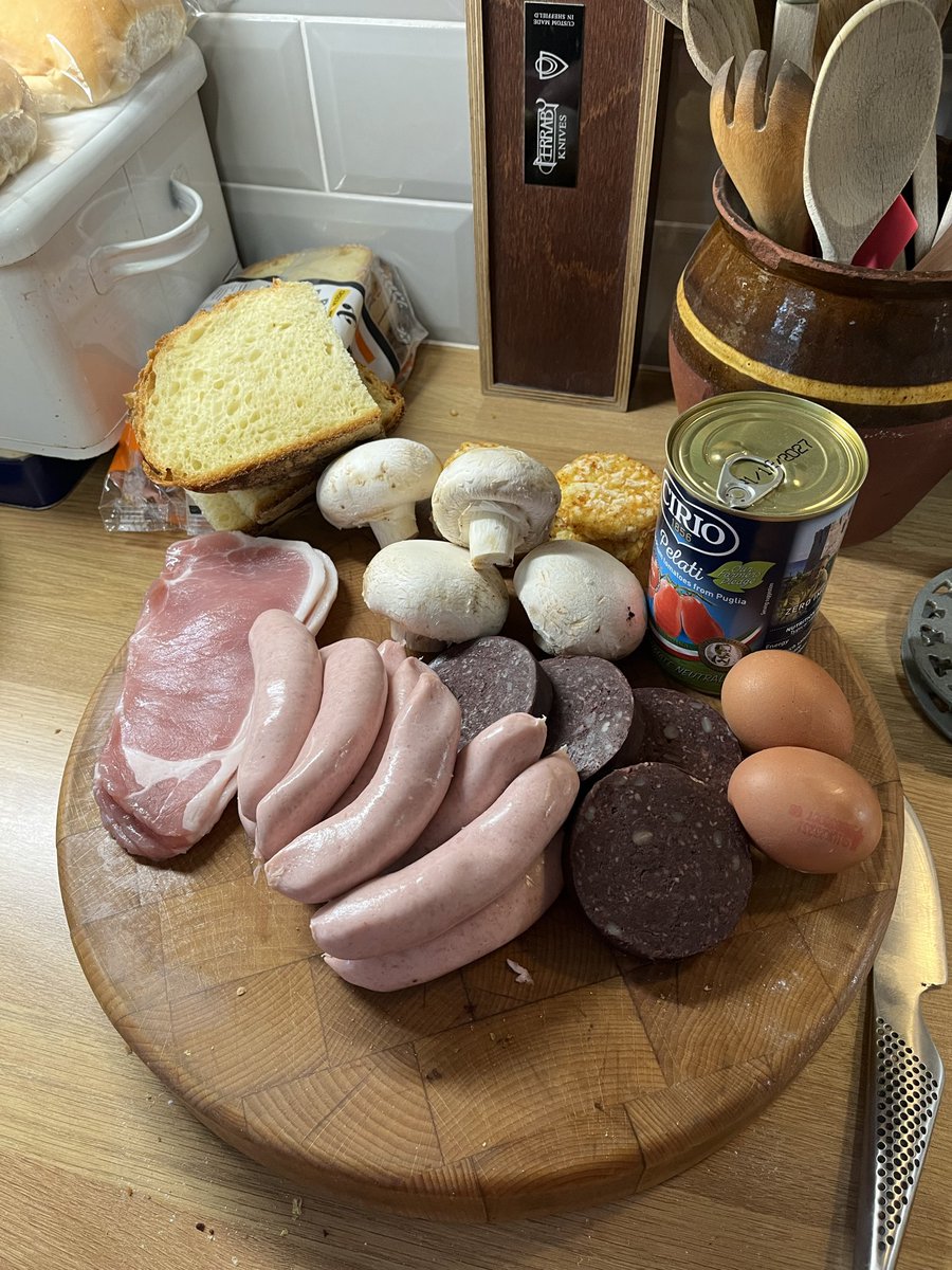 coffi_y's tweet photo. Breakfast fry up for tea! 
Same sausage &amp; bacon we use in the cafe &amp; Welsh 🏴󠁧󠁢󠁷󠁬󠁳󠁿 Free range egg! 
All this chatter about the @RateMySausage upcoming comp inspired me to knock this up! Not including beans, what would you add? 
👍😋😋😋😋 https://t.co/VtZHEKHWoT