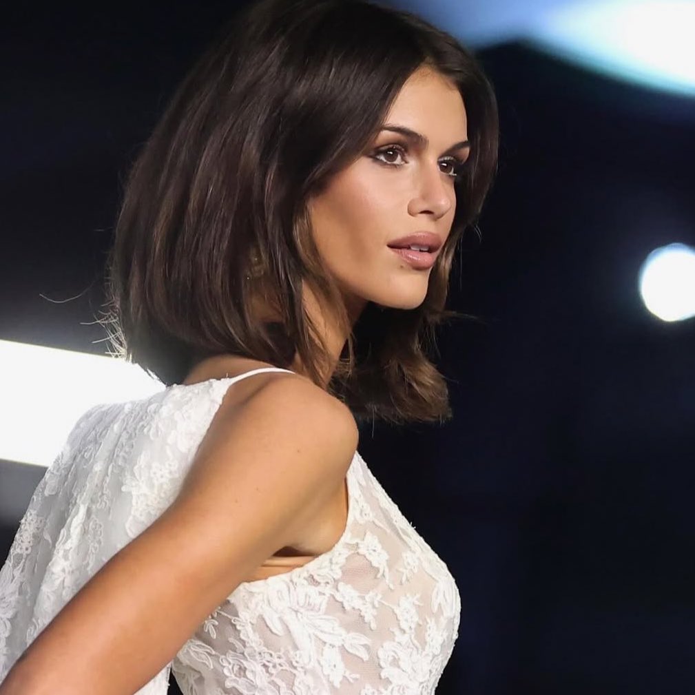 Kaia Gerber لابسة من Givenchy 🤍 رايكم بالاطلالة؟