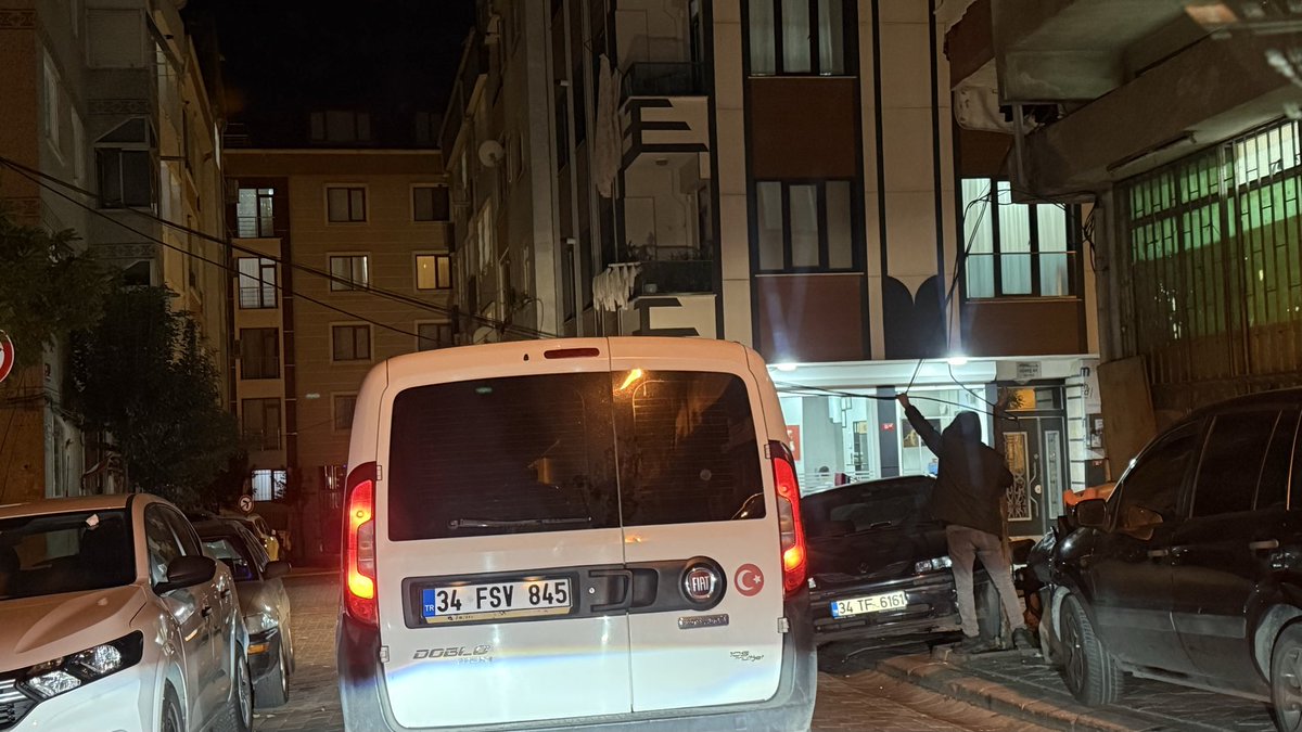 Güzelim Zeytinburnu öyle bir hal aldı ki artık sokaklarda arabalarımıza park yeri ararken diğer vatandaşların elektrik direklerinden sarkan kablolari tutması gerekiyor.

<a href="/zeytinburnubld/">Zeytinburnu Belediyesi</a> <a href="/bedaskurumsal/">BEDAŞ</a>