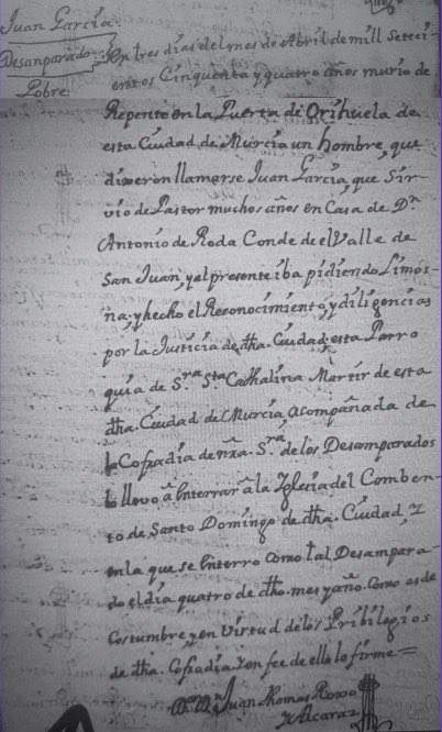 En los libros de difuntos amarillentos, Juan García sigue ahí. Pastor. Pobre. Enterrado por cofrades desconocidos que honraban olvidados. Su vida cabe en un acta, pero fue un mundo sin relato. En Murcia, hombres como él construyeron todo. Merece ser recordado. Aquí está. Fue real