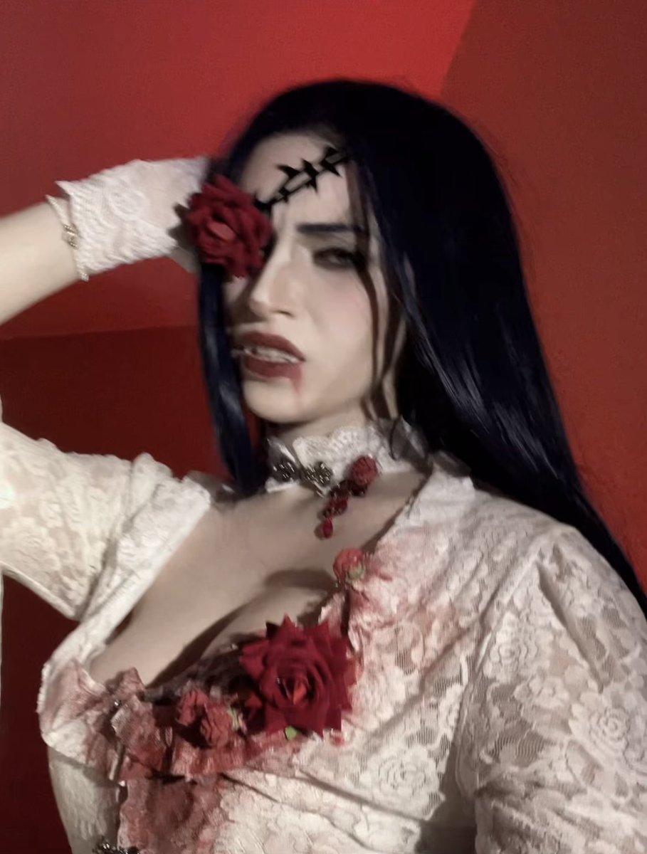 fr0zam's tweet image. vampire caitlyn #cosplay 🥀
art inspo : @rimri4mm