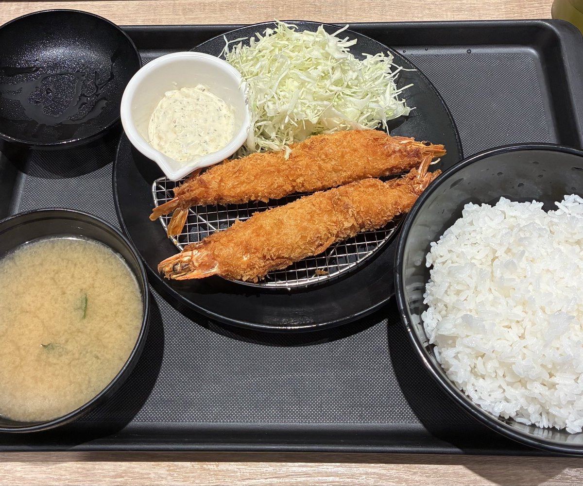 昨日ワイの脳内約7割が海老フライになりました🦐🍴(多分ジザリガーの影響🦞)
なので昼飯食べないでお腹を極限まで減らして仕事帰りに「松のや」の海老フライ定食食べたんどす☺️
海老がドデカくてぷりぷり肉厚で尻尾の先から頭までめちゃくちゃ美味かった✨
極限状態海老フライの破壊力ヤバい、、、🤤