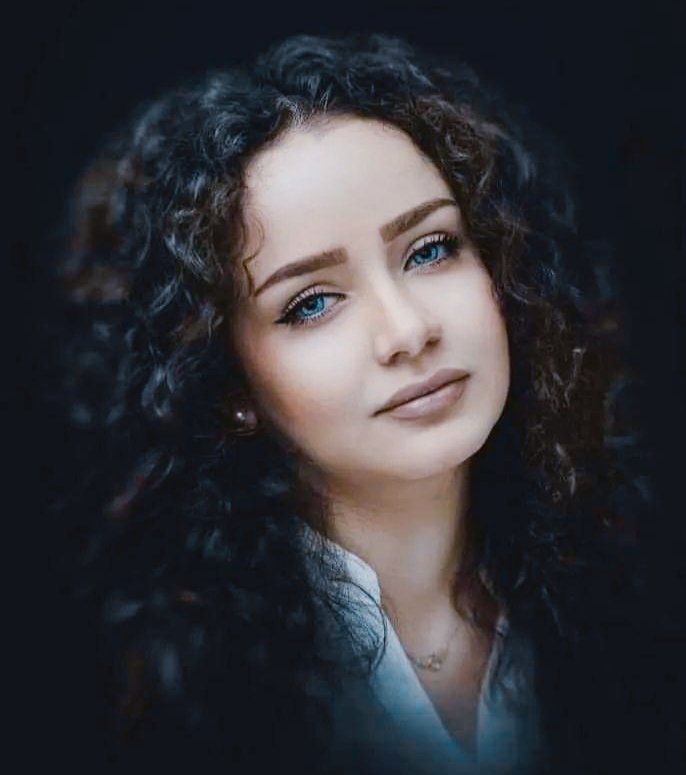 ثمة جراح لا ترمم .. 
مهما القينا عليها لصقات الصبر  .. 
فالخذلان اعمق من ان يلتئم .. 
واقسى من ان ينسى ..  

#هدهد