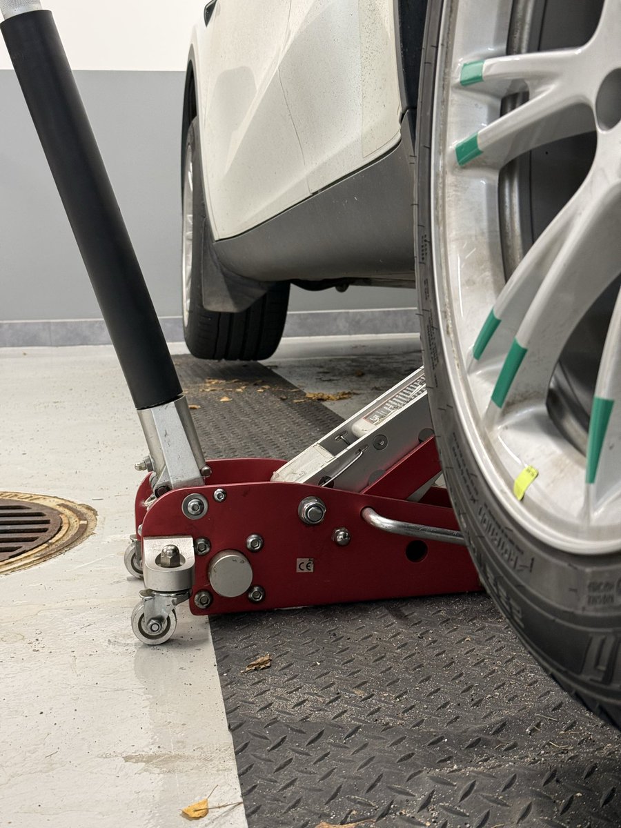 Tesla on ollut helpoin auto nostaa mihin oon renkaat vaihtanut. Muissa autoissa (Toyota Avensis, Audi A4, Ford Mondeo, VW Golf)  nostokohdat on olleet epämääräisiä muovittomia kohtia auton alla, tässä ne on reikiä mihin nostotyynyn tappi uppoaa.