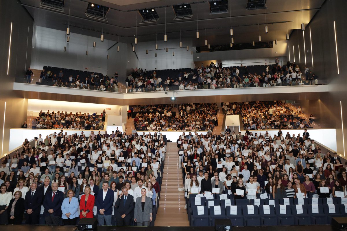 🎓 La consellera <a href="/cabrer_catalina/">Catalina Cabrer</a> assisteix a l’acte de lliurament dels Premis d’ESO a l’Esforç Personal i al Rendiment Acadèmic Excel·lent, així com dels Premis Extraordinaris de Batxillerat, FP i Ensenyament per a Adults.

Enhorabona als guardonats pel seu talent i dedicació!