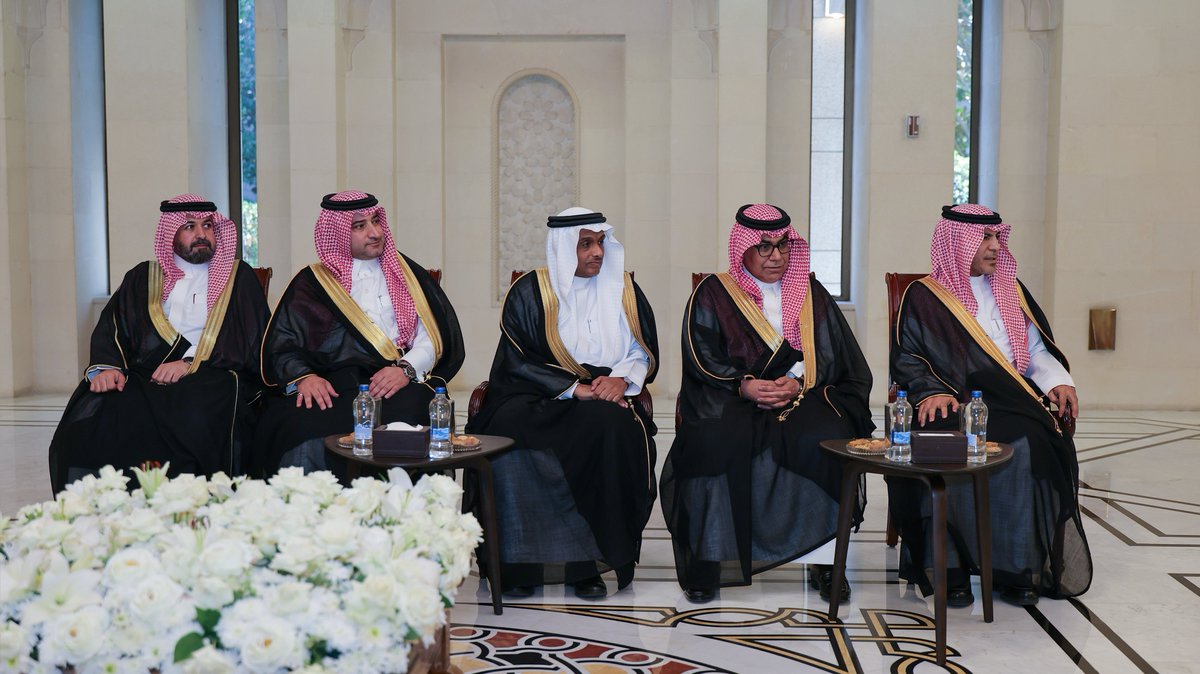 SyPresidency's tweet photo. تقبّل السيد الرئيس أحمد الشرع أوراق اعتماد سعادة السفير فيصل بن سعود المجفل، سفير المملكة العربية السعودية لدى الجمهورية العربية السورية، بحضور وزير الخارجية والمغتربين السيد أسعد الشيباني.

#رئاسة_الجمهورية_العربية_السورية https://t.co/zXzxxj4bjc