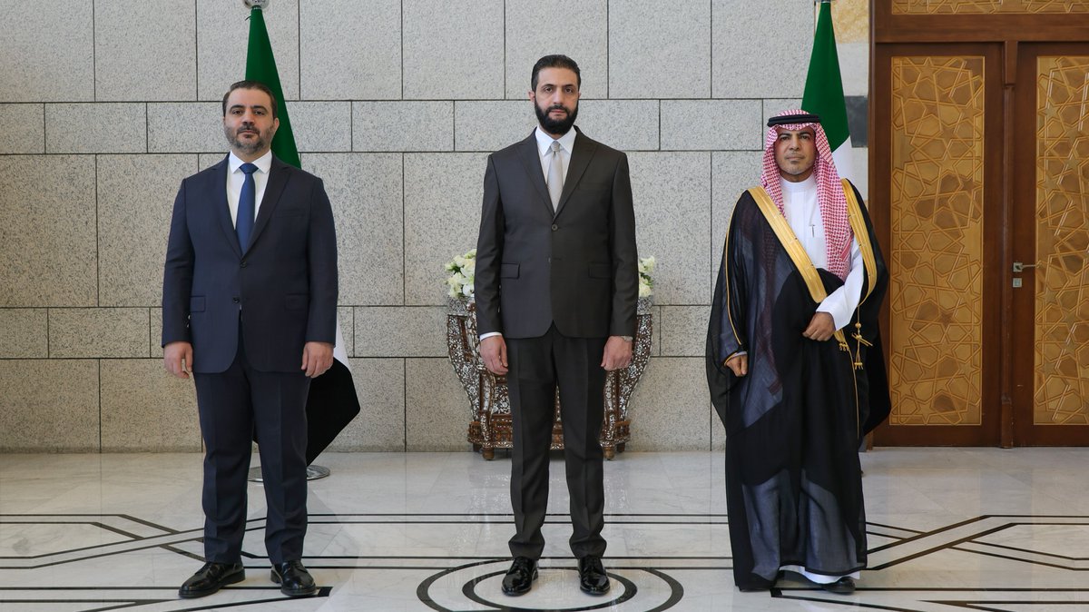 SyPresidency's tweet photo. تقبّل السيد الرئيس أحمد الشرع أوراق اعتماد سعادة السفير فيصل بن سعود المجفل، سفير المملكة العربية السعودية لدى الجمهورية العربية السورية، بحضور وزير الخارجية والمغتربين السيد أسعد الشيباني.

#رئاسة_الجمهورية_العربية_السورية https://t.co/zXzxxj4bjc